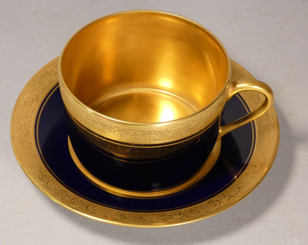 Tasse de collection, déjeuner en porcelaine incrustation d'or et bleu de four Limoges vers 1960 – Image 4