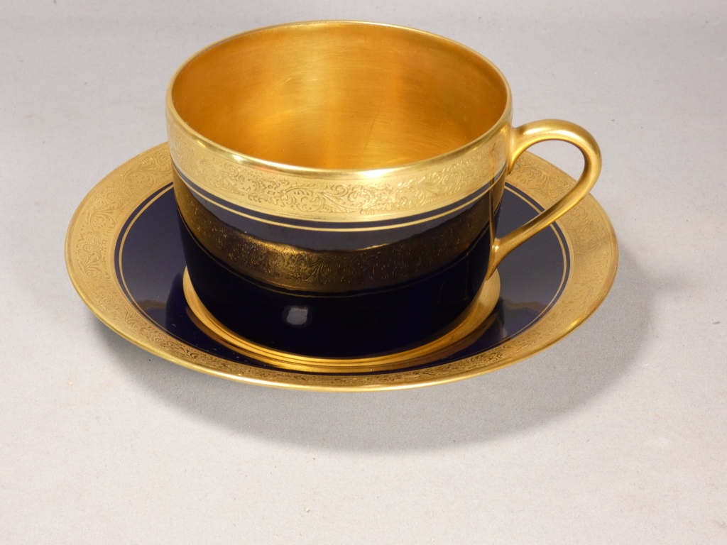 Tasse de collection, déjeuner en porcelaine incrustation d'or et bleu de four Limoges vers 1960 – Image 2