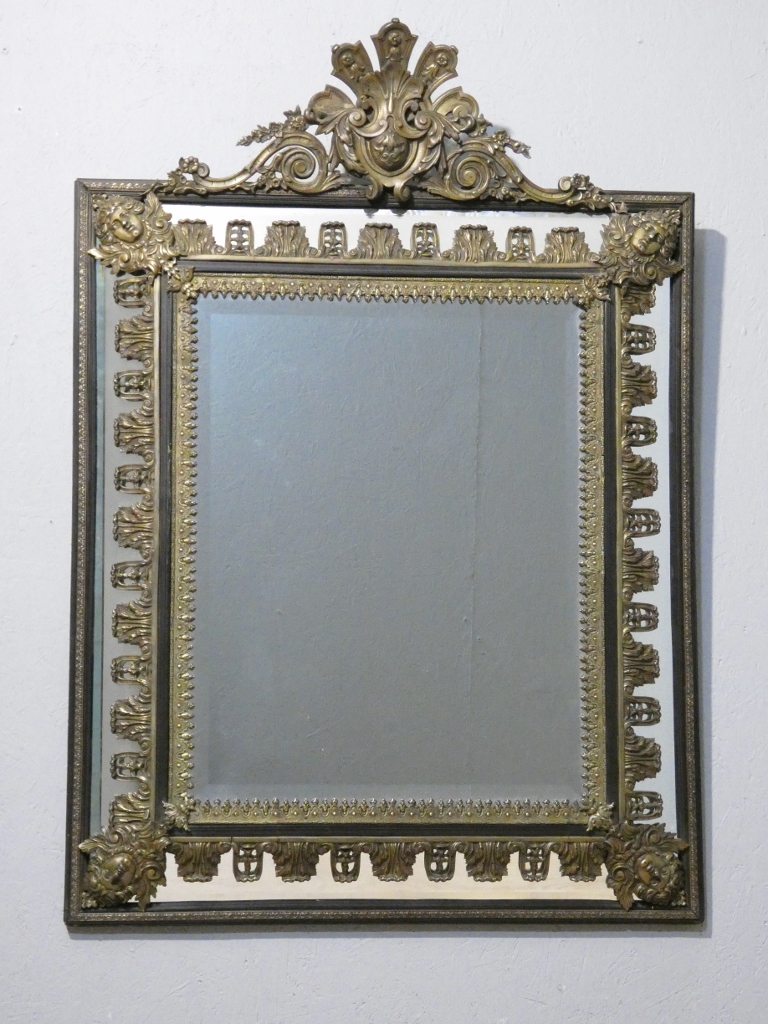 Miroir à parcloses Napoléon III aux rares ornements en bronze de style Régence, XIX ème