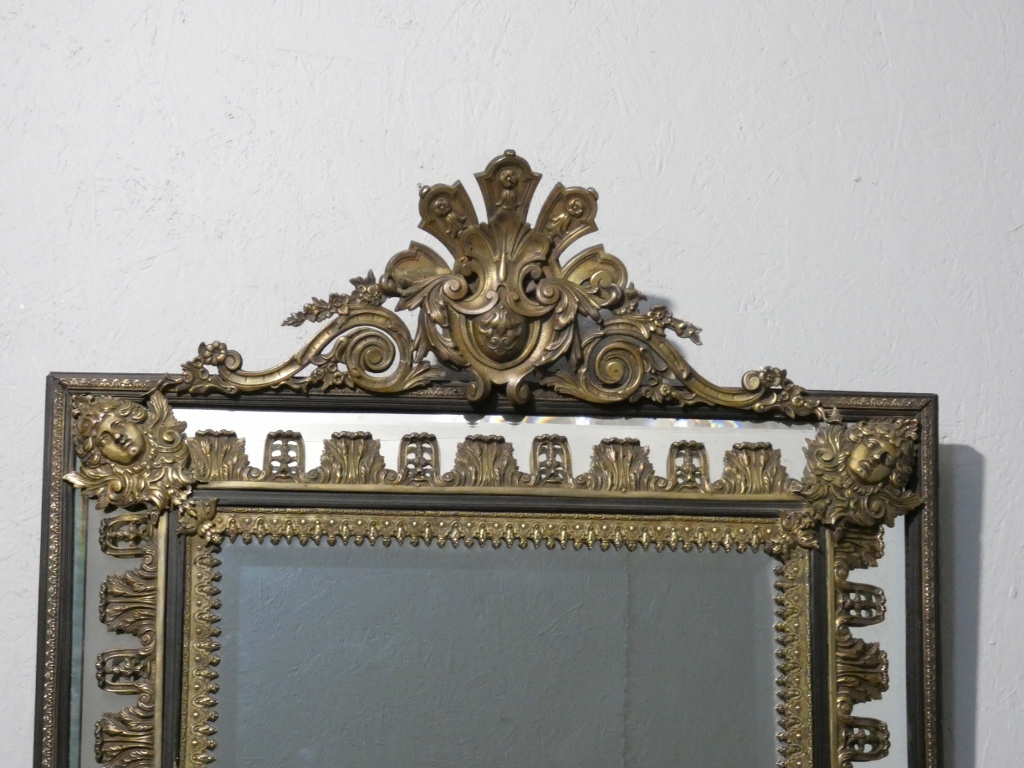 Miroir à parcloses Napoléon III aux rares ornements en bronze de style Régence, XIX ème – Image 2
