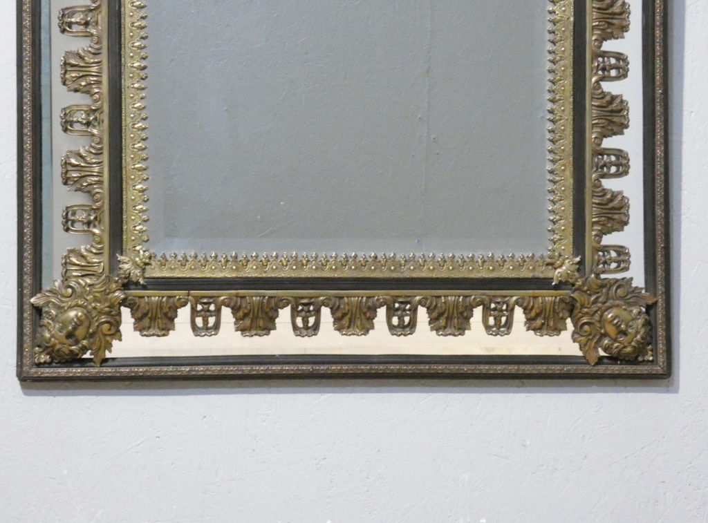 Miroir à parcloses Napoléon III aux rares ornements en bronze de style Régence, XIX ème – Image 15