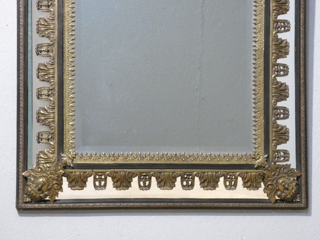 Miroir à parcloses Napoléon III aux rares ornements en bronze de style Régence, XIX ème – Image 14