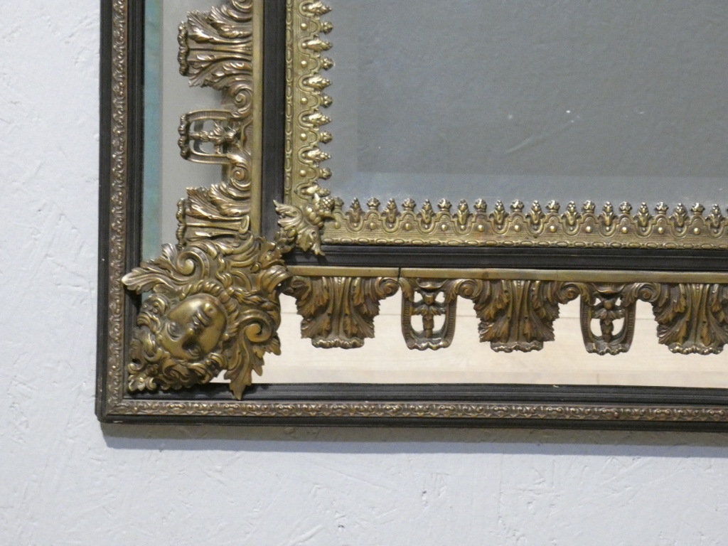 Miroir à parcloses Napoléon III aux rares ornements en bronze de style Régence, XIX ème – Image 12