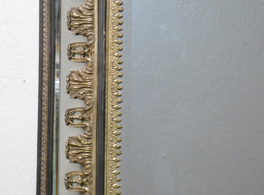 Miroir à parcloses Napoléon III aux rares ornements en bronze de style Régence, XIX ème – Image 11