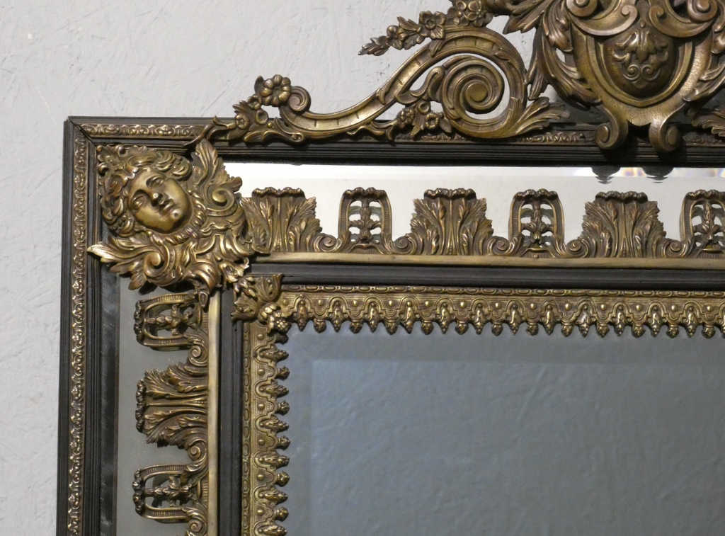 Miroir à parcloses Napoléon III aux rares ornements en bronze de style Régence, XIX ème – Image 10