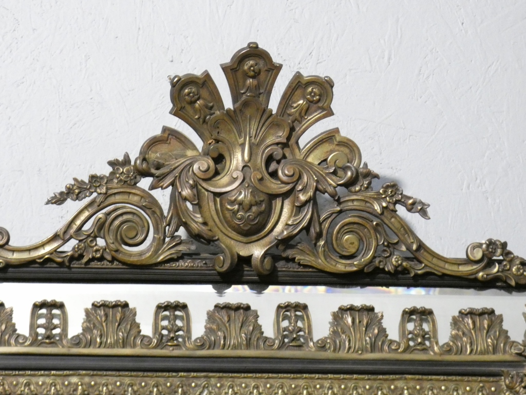 Miroir à parcloses Napoléon III aux rares ornements en bronze de style Régence, XIX ème – Image 9