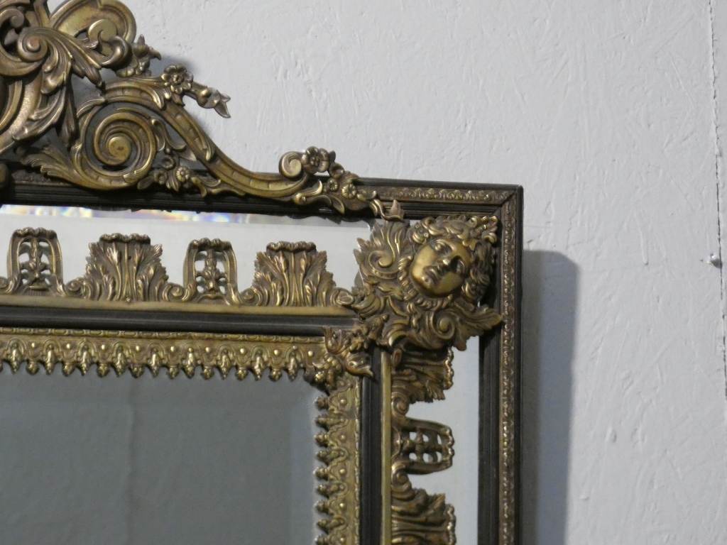 Miroir à parcloses Napoléon III aux rares ornements en bronze de style Régence, XIX ème – Image 8