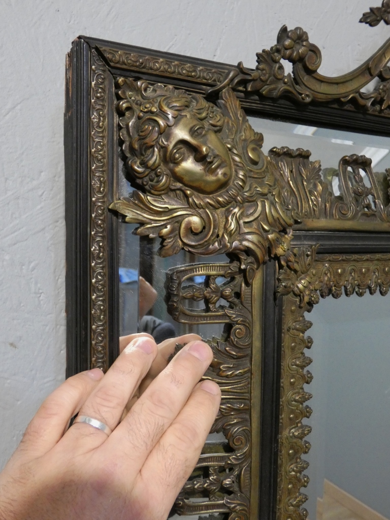 Miroir à parcloses Napoléon III aux rares ornements en bronze de style Régence, XIX ème – Image 7