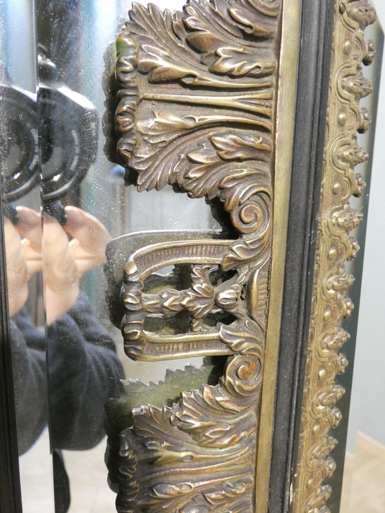 Miroir à parcloses Napoléon III aux rares ornements en bronze de style Régence, XIX ème – Image 6