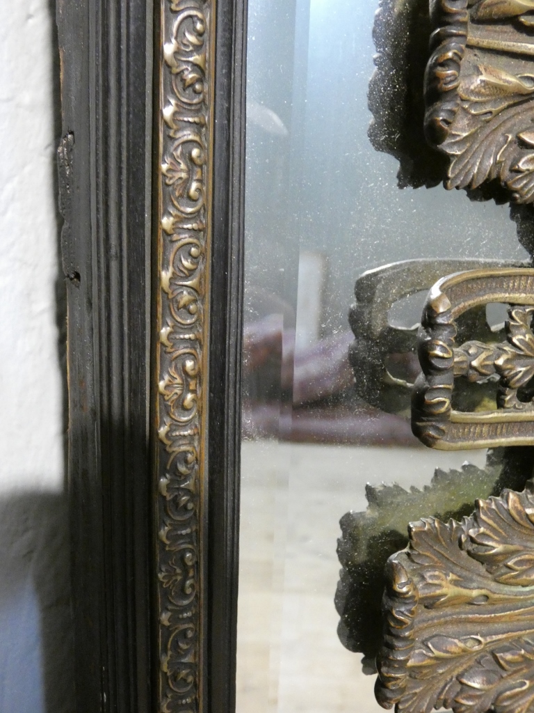 Miroir à parcloses Napoléon III aux rares ornements en bronze de style Régence, XIX ème – Image 5