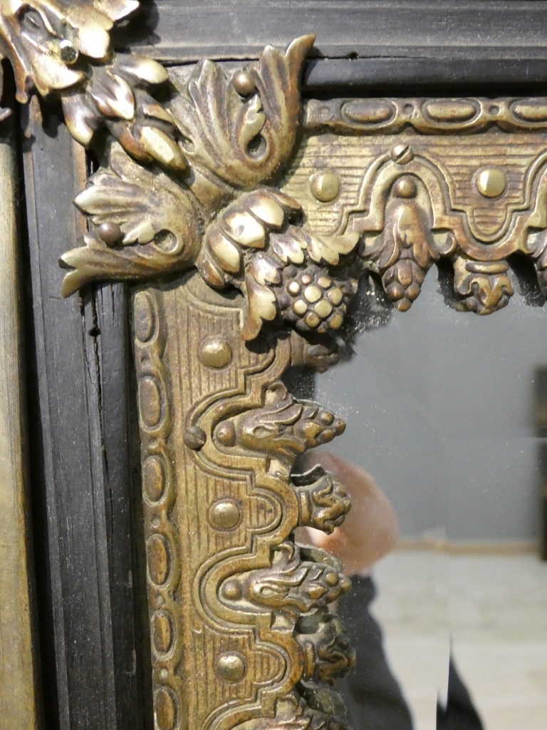 Miroir à parcloses Napoléon III aux rares ornements en bronze de style Régence, XIX ème – Image 4