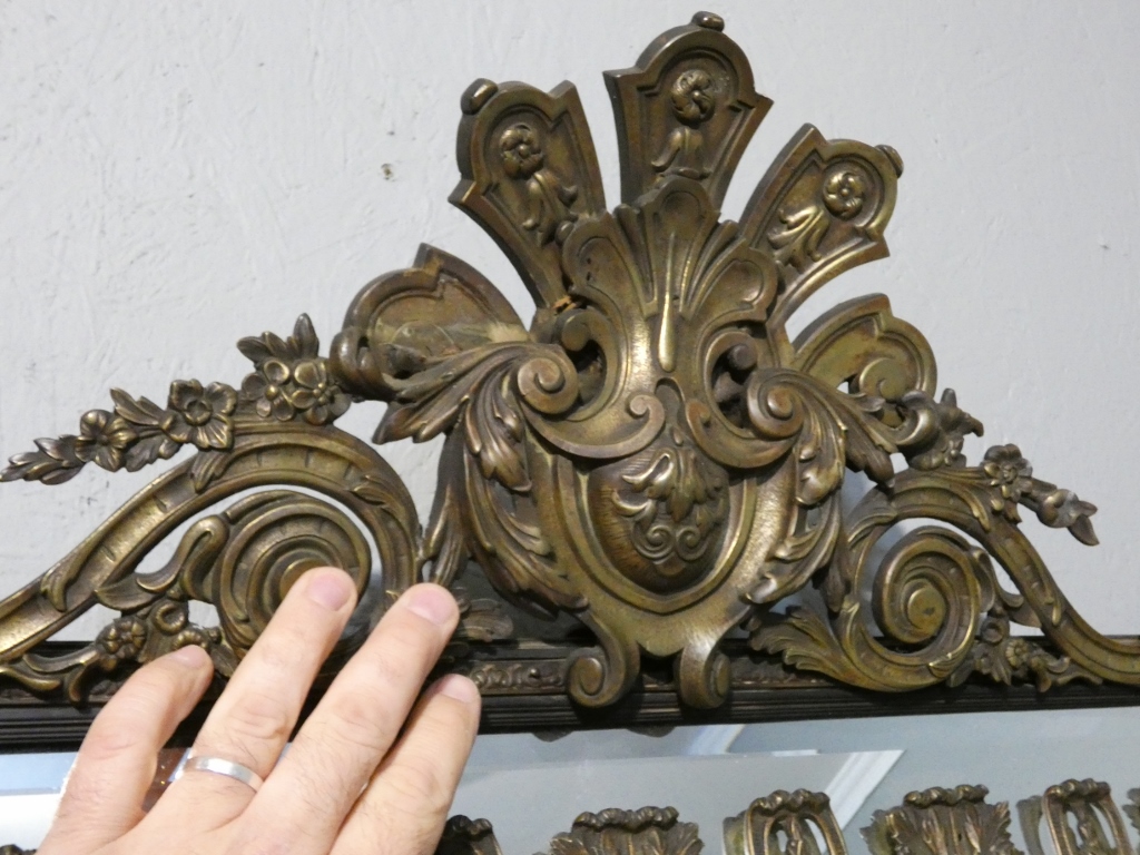 Miroir à parcloses Napoléon III aux rares ornements en bronze de style Régence, XIX ème – Image 3