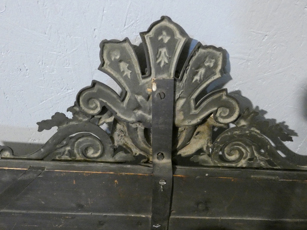 Miroir à parcloses Napoléon III aux rares ornements en bronze de style Régence, XIX ème – Image 17