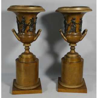 Paire de vases cassolettes d'époque Empire en bronze patiné, farandole de bacchantes, XIX ème