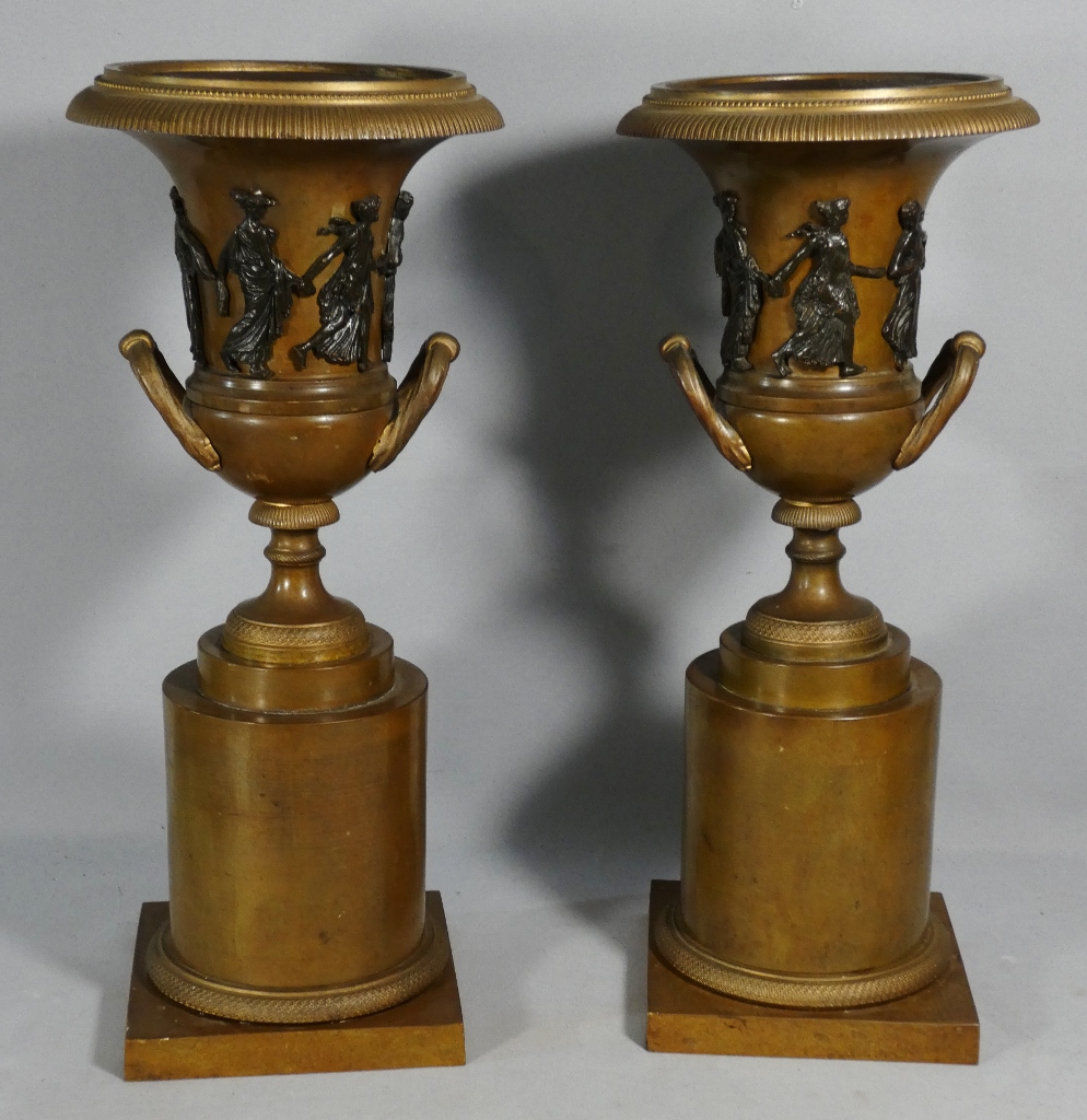 Paire de vases cassolettes d'époque Empire en bronze patiné, farandole de bacchantes, XIX ème