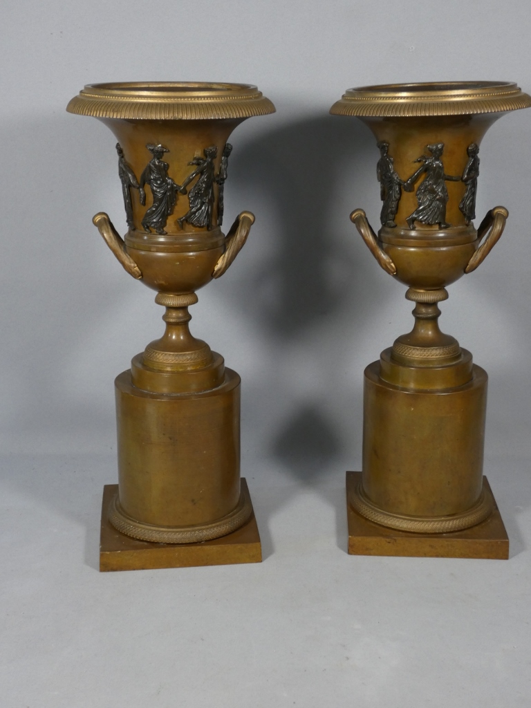 Paire de vases cassolettes d'époque Empire en bronze patiné, farandole de bacchantes, XIX ème – Image 8