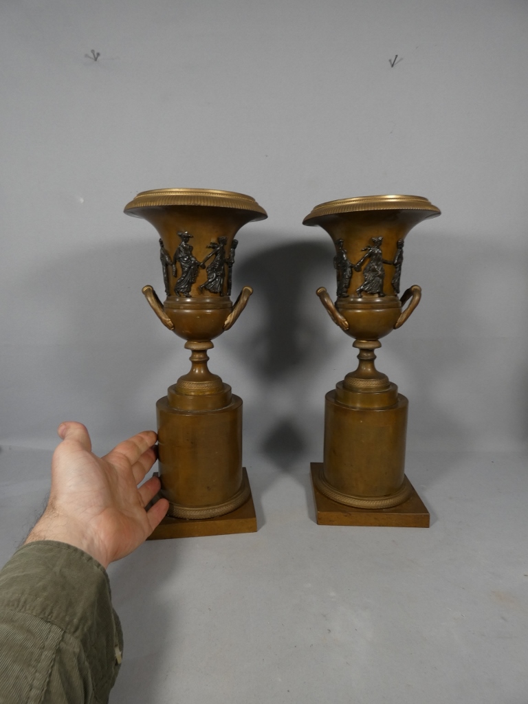 Paire de vases cassolettes d'époque Empire en bronze patiné, farandole de bacchantes, XIX ème – Image 2