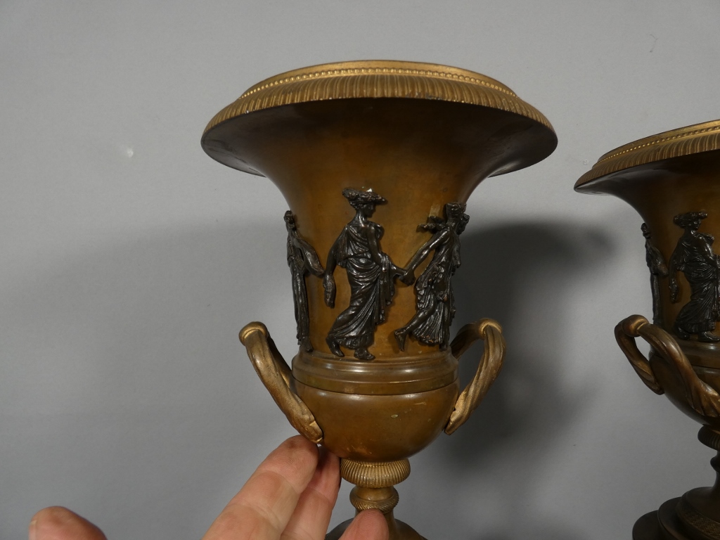 Paire de vases cassolettes d'époque Empire en bronze patiné, farandole de bacchantes, XIX ème – Image 14