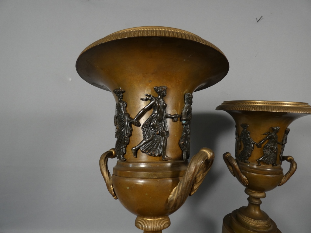 Paire de vases cassolettes d'époque Empire en bronze patiné, farandole de bacchantes, XIX ème – Image 6