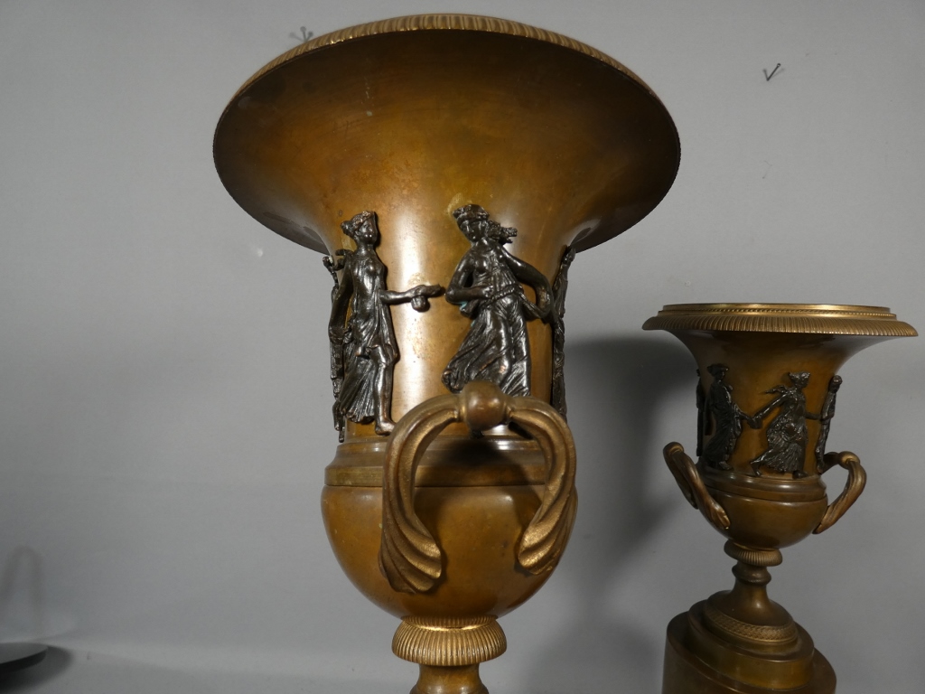 Paire de vases cassolettes d'époque Empire en bronze patiné, farandole de bacchantes, XIX ème – Image 13