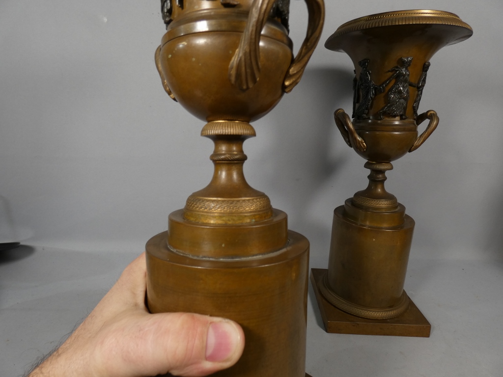 Paire de vases cassolettes d'époque Empire en bronze patiné, farandole de bacchantes, XIX ème – Image 12