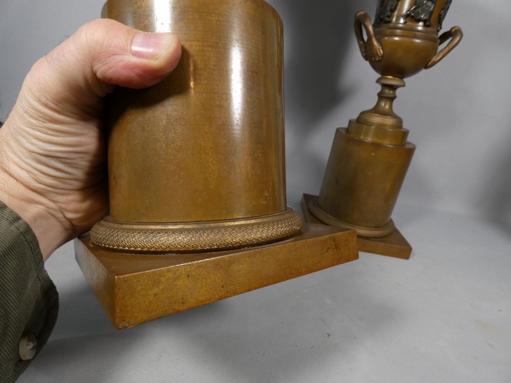 Paire de vases cassolettes d'époque Empire en bronze patiné, farandole de bacchantes, XIX ème – Image 11