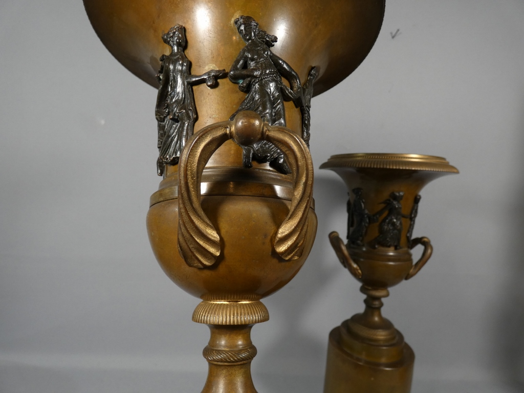 Paire de vases cassolettes d'époque Empire en bronze patiné, farandole de bacchantes, XIX ème – Image 10