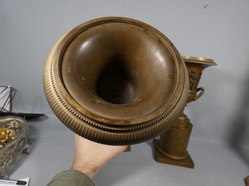 Paire de vases cassolettes d'époque Empire en bronze patiné, farandole de bacchantes, XIX ème – Image 9