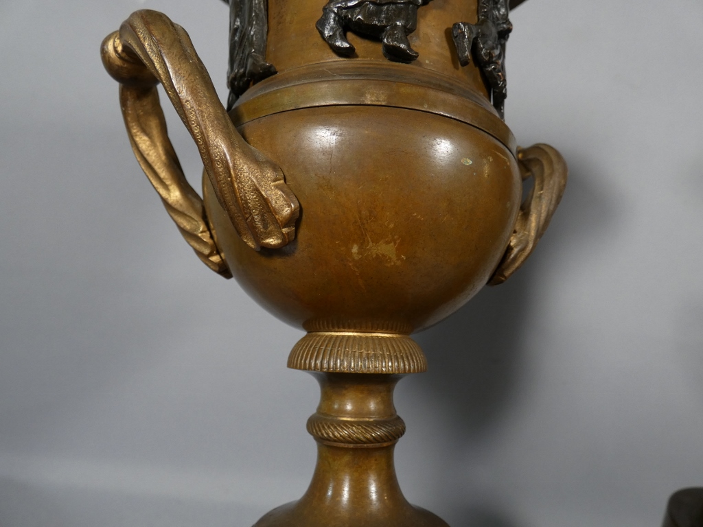 Paire de vases cassolettes d'époque Empire en bronze patiné, farandole de bacchantes, XIX ème – Image 5