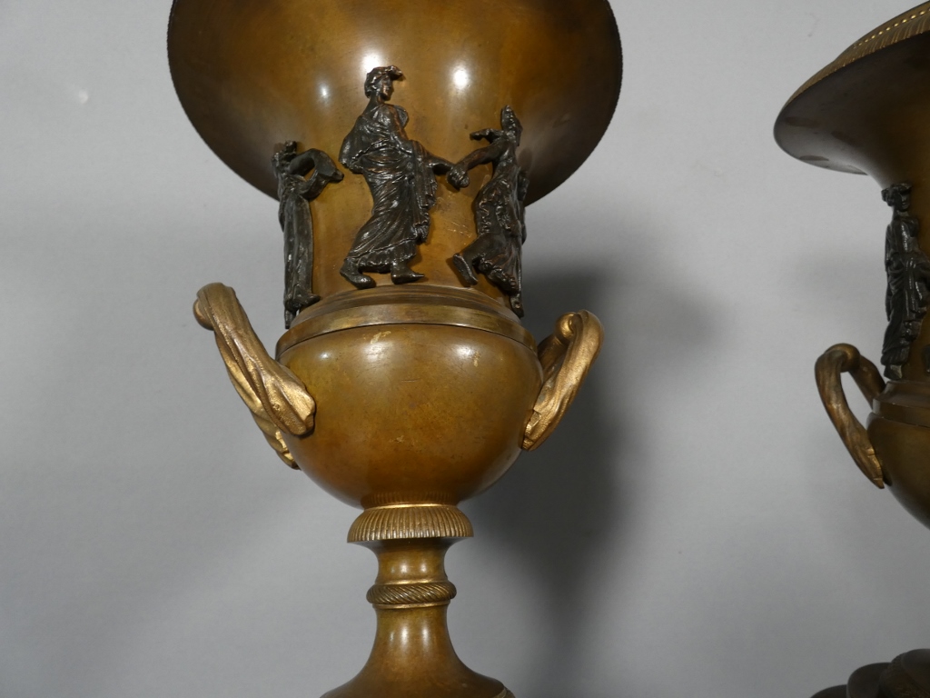 Paire de vases cassolettes d'époque Empire en bronze patiné, farandole de bacchantes, XIX ème – Image 4