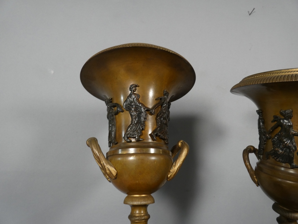 Paire de vases cassolettes d'époque Empire en bronze patiné, farandole de bacchantes, XIX ème – Image 3
