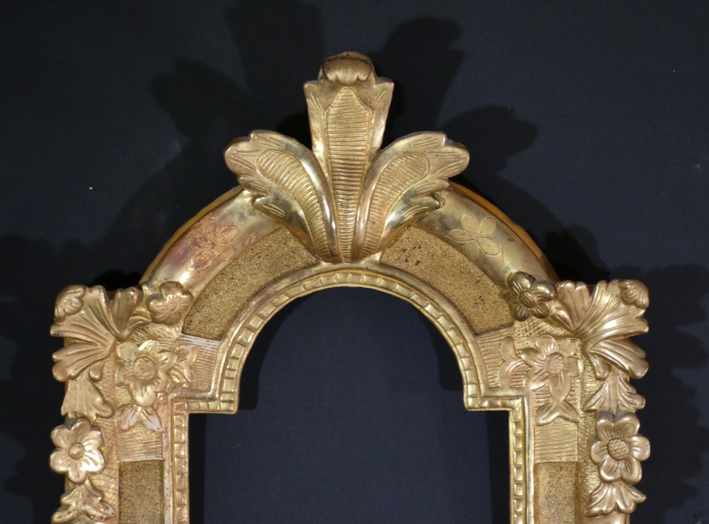 Cadre en bois sculpté et doré d'époque Louis XIV pour miroir ou crucifix, début XVIII ème – Image 2