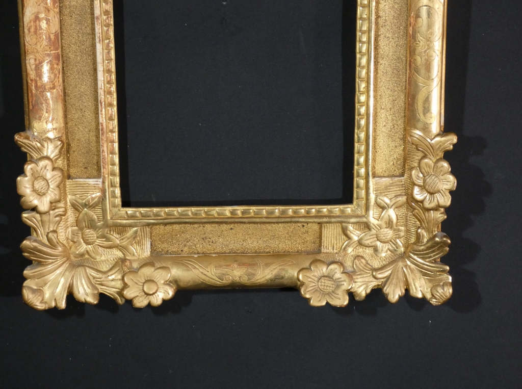 Cadre en bois sculpté et doré d'époque Louis XIV pour miroir ou crucifix, début XVIII ème – Image 4