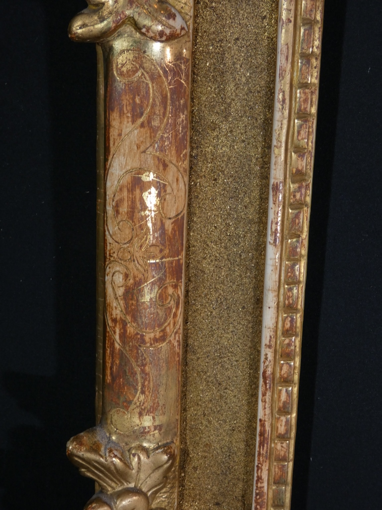 Cadre en bois sculpté et doré d'époque Louis XIV pour miroir ou crucifix, début XVIII ème – Image 5