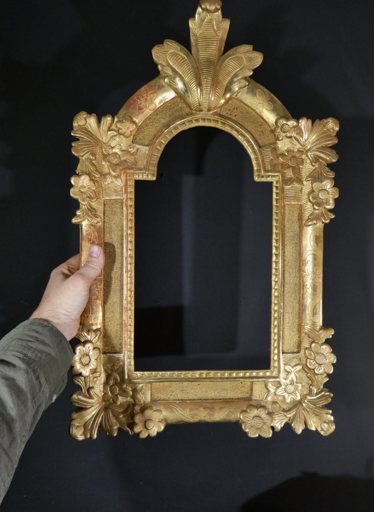 Cadre en bois sculpté et doré d'époque Louis XIV pour miroir ou crucifix, début XVIII ème – Image 3