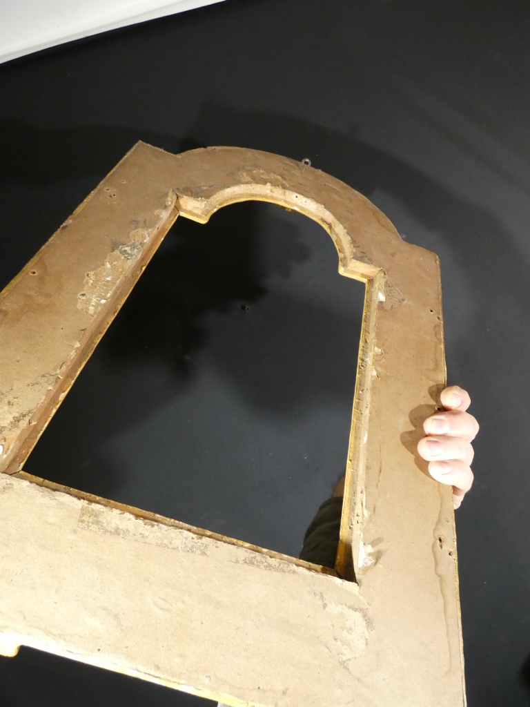 Cadre en bois sculpté et doré d'époque Louis XIV pour miroir ou crucifix, début XVIII ème – Image 8