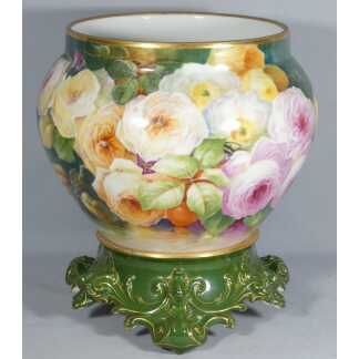 Les roses, cache pot en porcelaine de Limoges peint par Desgropes et blanc de Tressmanes & Vogt