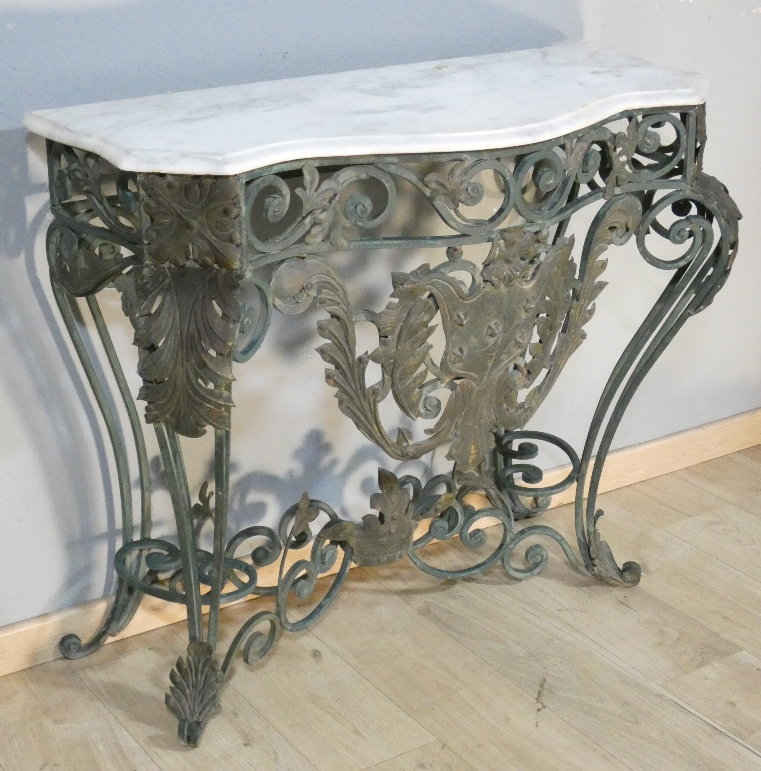 Console en fer forgé, tôle et marbre de style Louis XV, époque milieu XX ème – Image 2