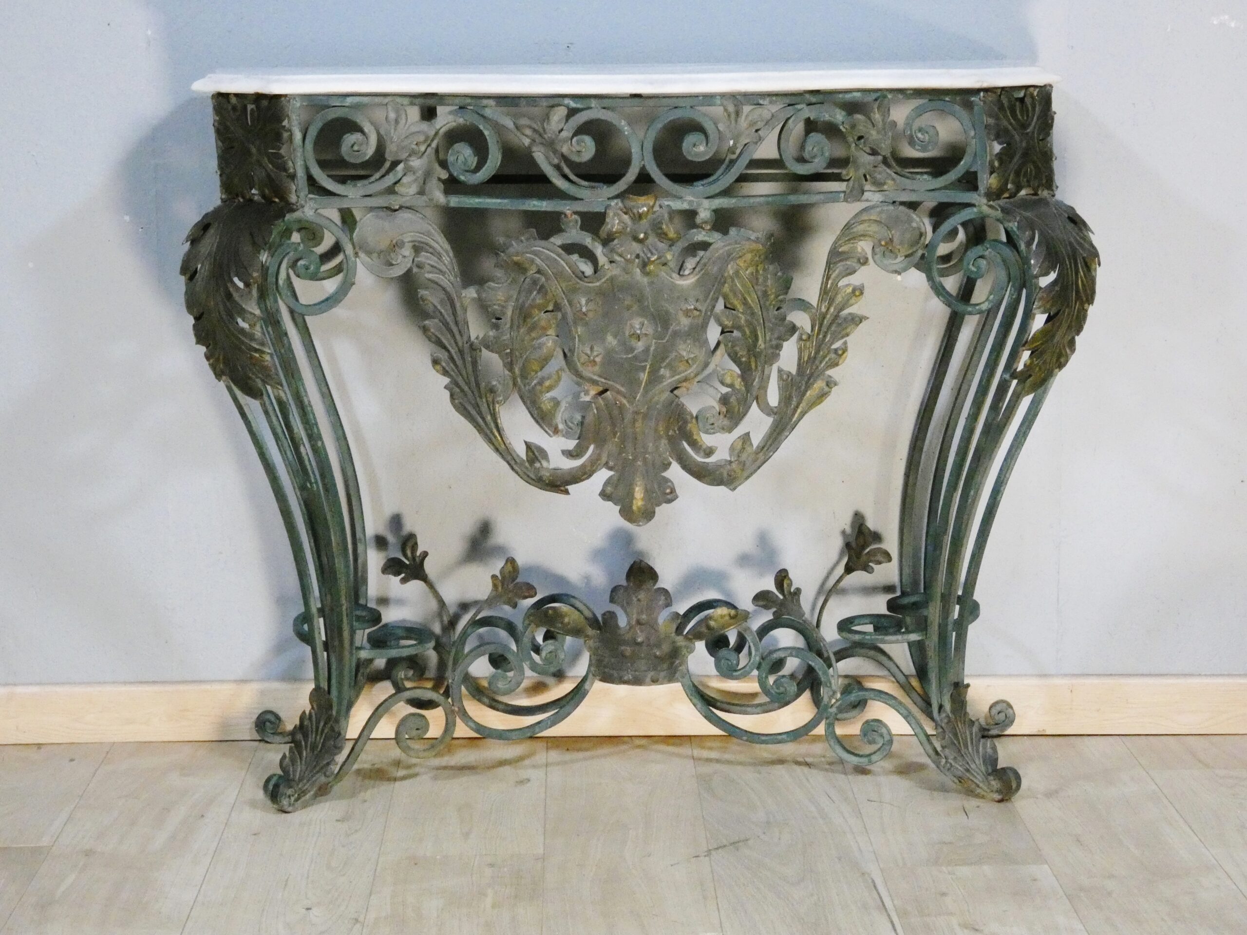 Console en fer forgé, tôle et marbre de style Louis XV, époque milieu XX ème