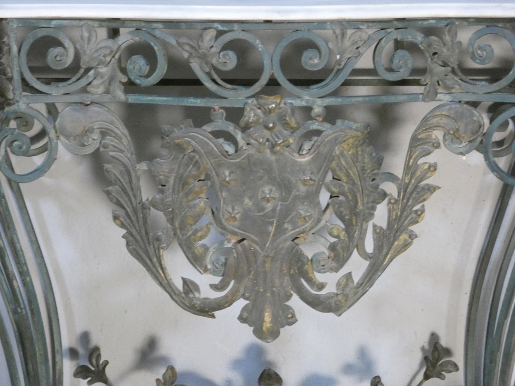 Console en fer forgé, tôle et marbre de style Louis XV, époque milieu XX ème – Image 5
