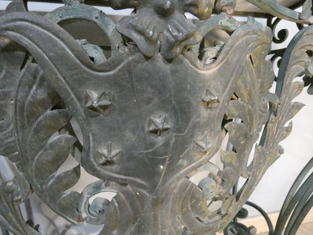 Console en fer forgé, tôle et marbre de style Louis XV, époque milieu XX ème – Image 15