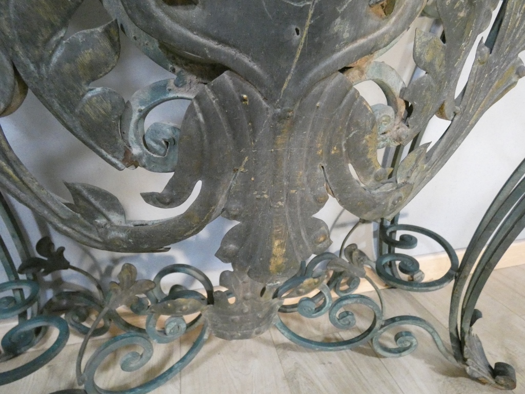 Console en fer forgé, tôle et marbre de style Louis XV, époque milieu XX ème – Image 14