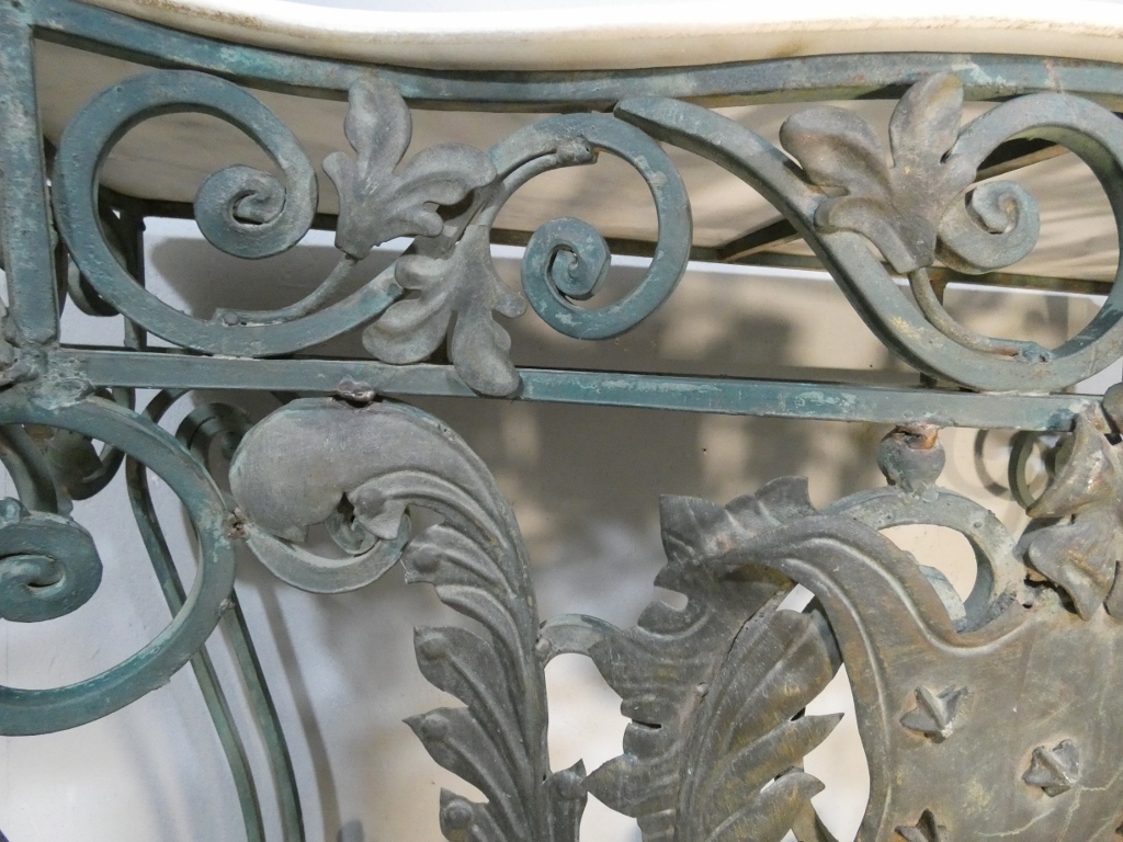 Console en fer forgé, tôle et marbre de style Louis XV, époque milieu XX ème – Image 12