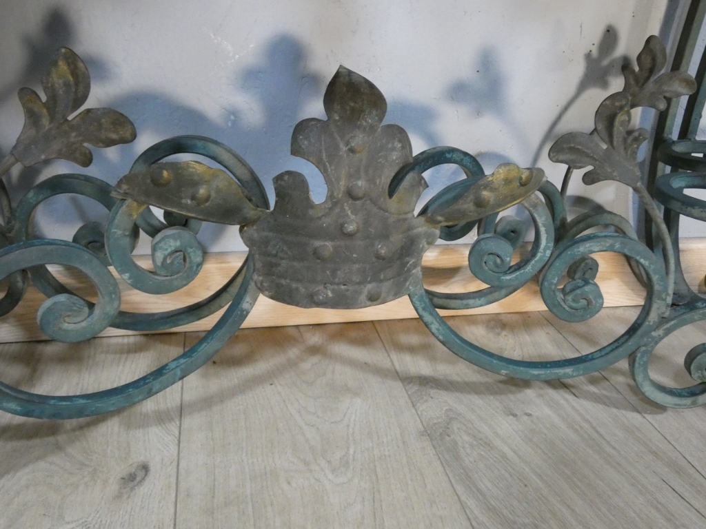 Console en fer forgé, tôle et marbre de style Louis XV, époque milieu XX ème – Image 11