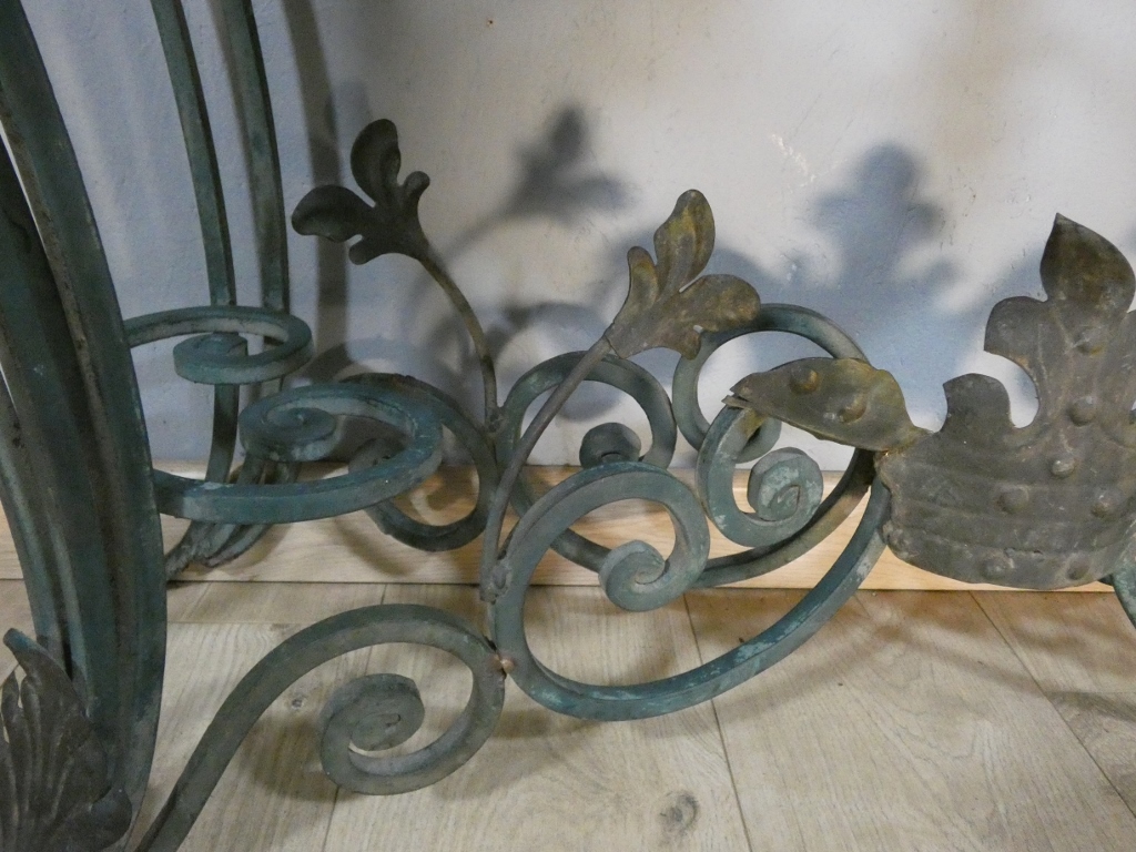 Console en fer forgé, tôle et marbre de style Louis XV, époque milieu XX ème – Image 10