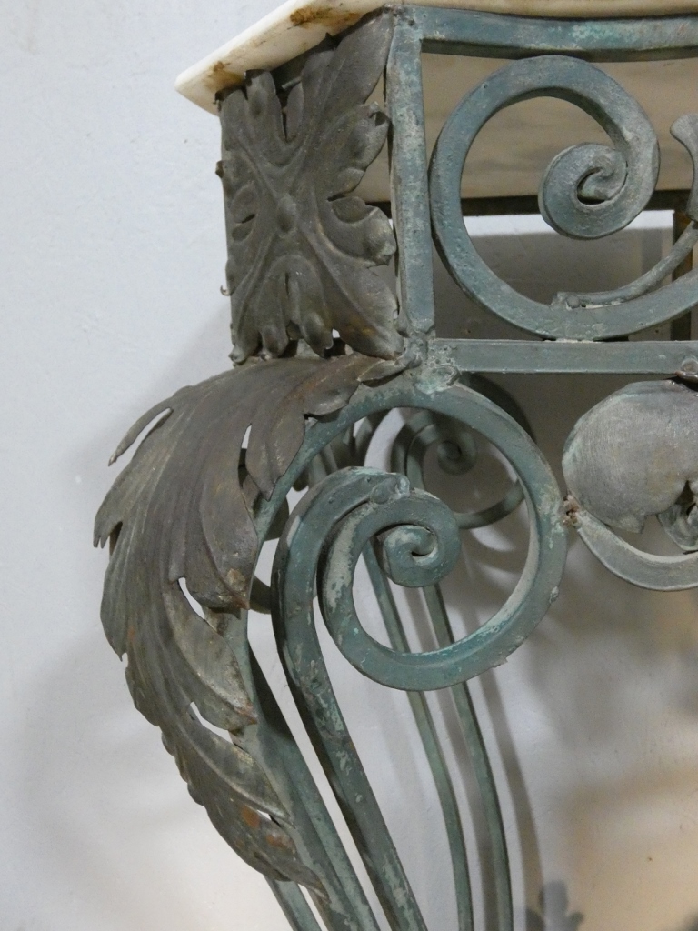 Console en fer forgé, tôle et marbre de style Louis XV, époque milieu XX ème – Image 9