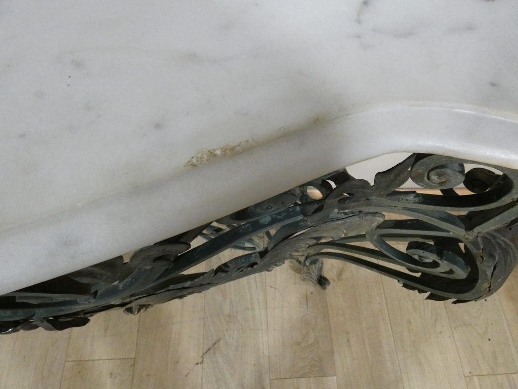 Console en fer forgé, tôle et marbre de style Louis XV, époque milieu XX ème – Image 20