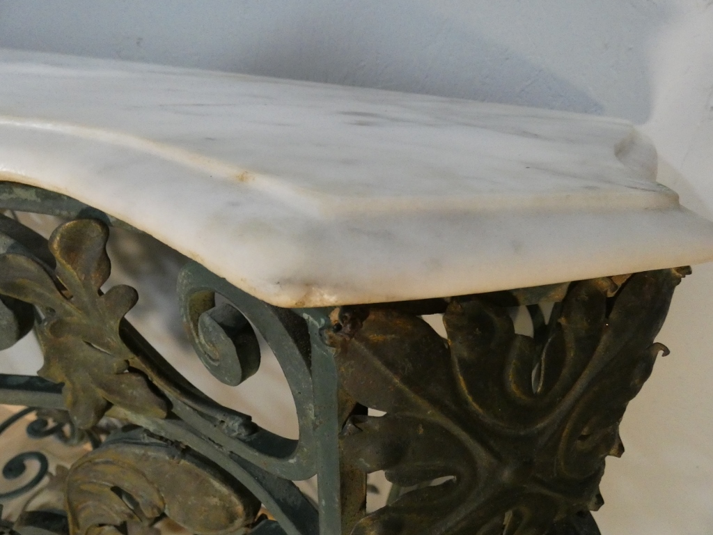 Console en fer forgé, tôle et marbre de style Louis XV, époque milieu XX ème – Image 4