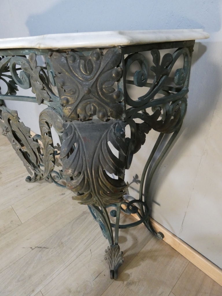 Console en fer forgé, tôle et marbre de style Louis XV, époque milieu XX ème – Image 3