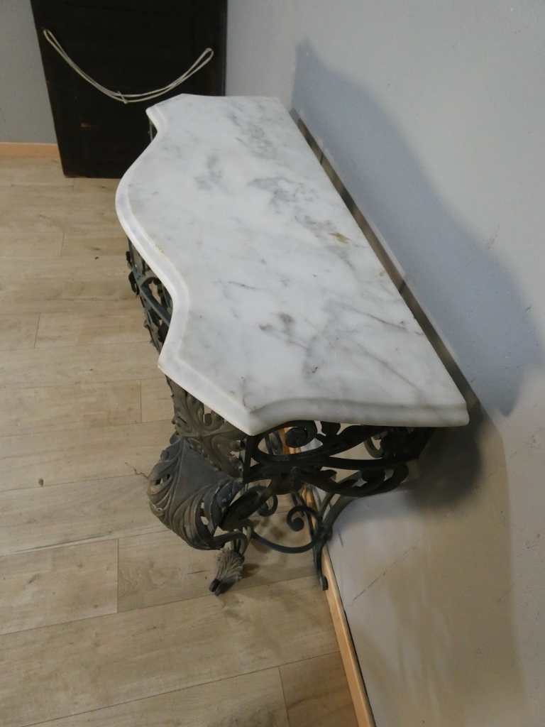 Console en fer forgé, tôle et marbre de style Louis XV, époque milieu XX ème – Image 21